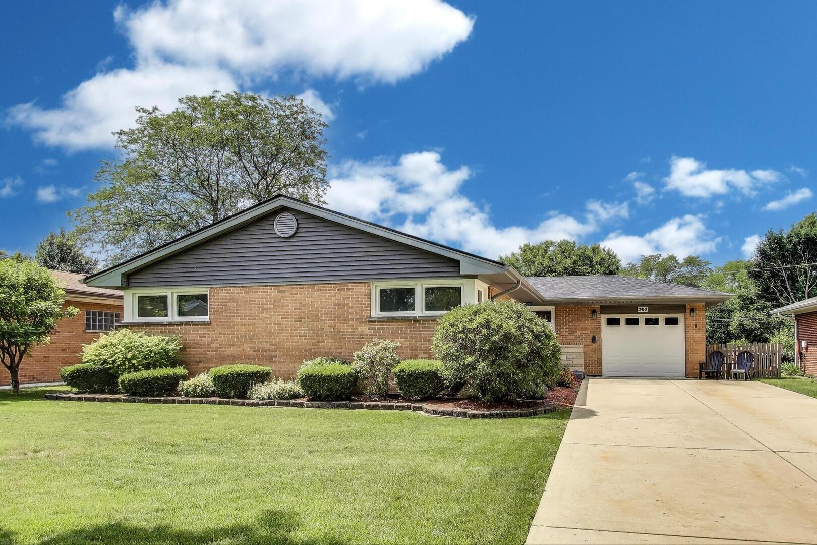 207 E Berkshire Lane, Mount Prospect, IL 60056