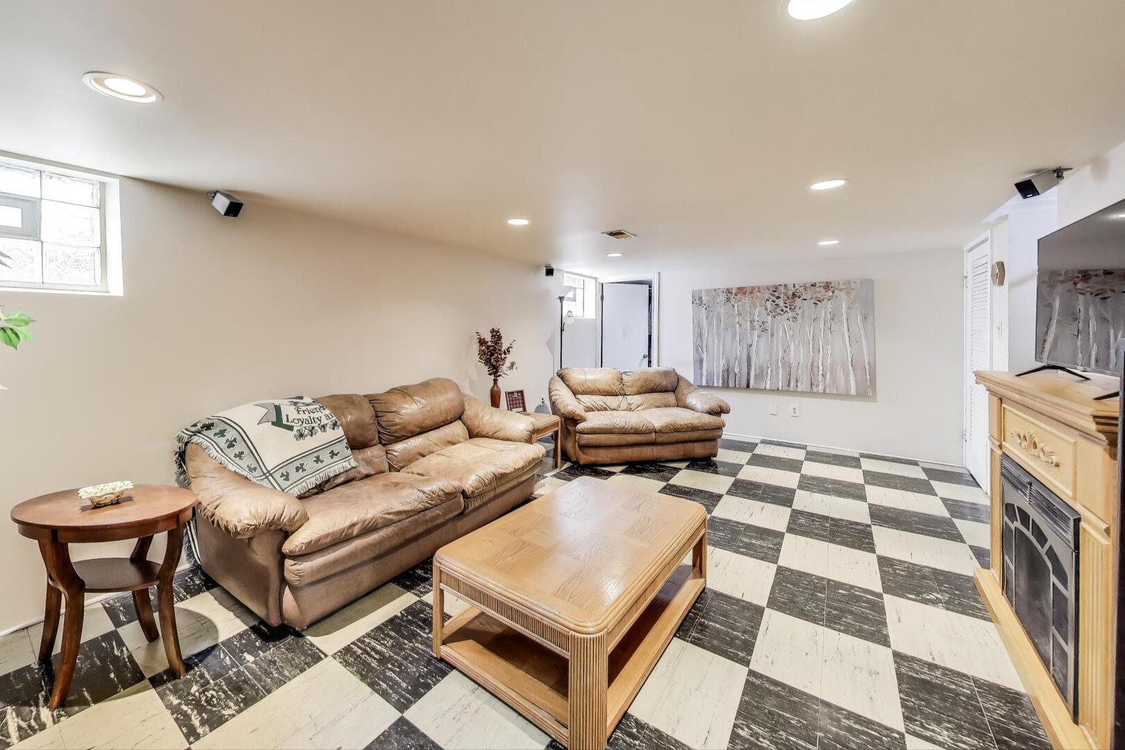 207 E Berkshire Lane, Mount Prospect, IL 60056