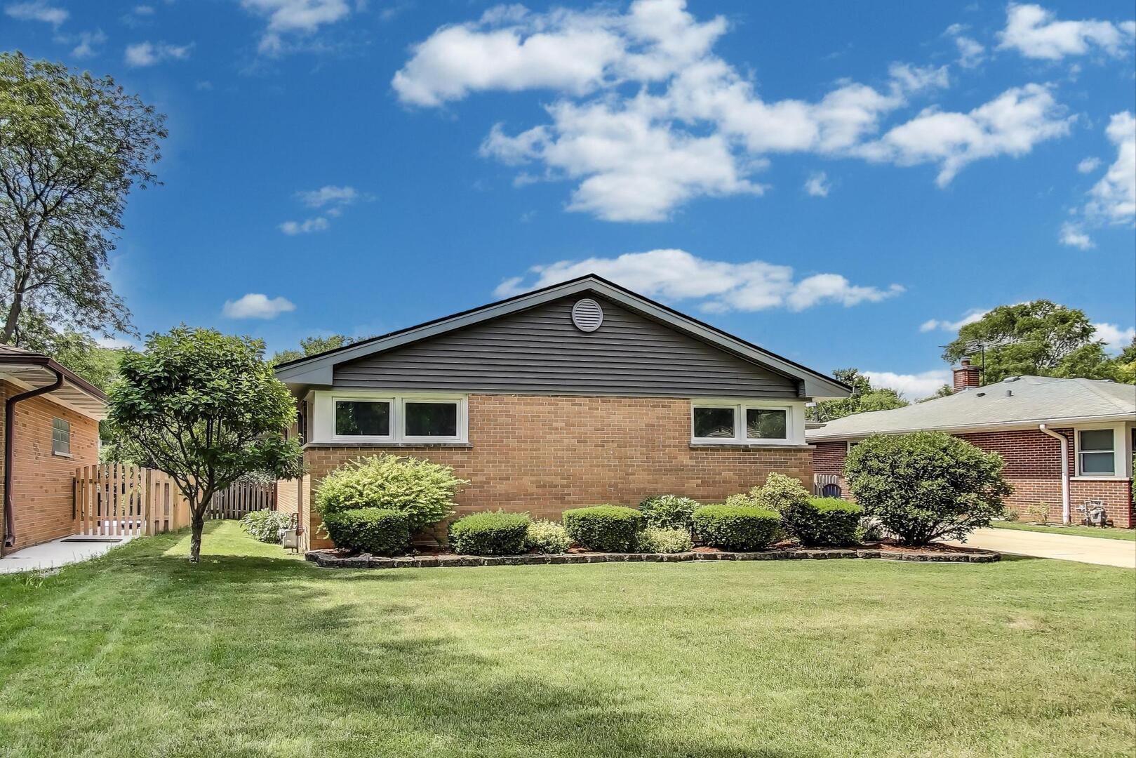 207 E Berkshire Lane, Mount Prospect, IL 60056