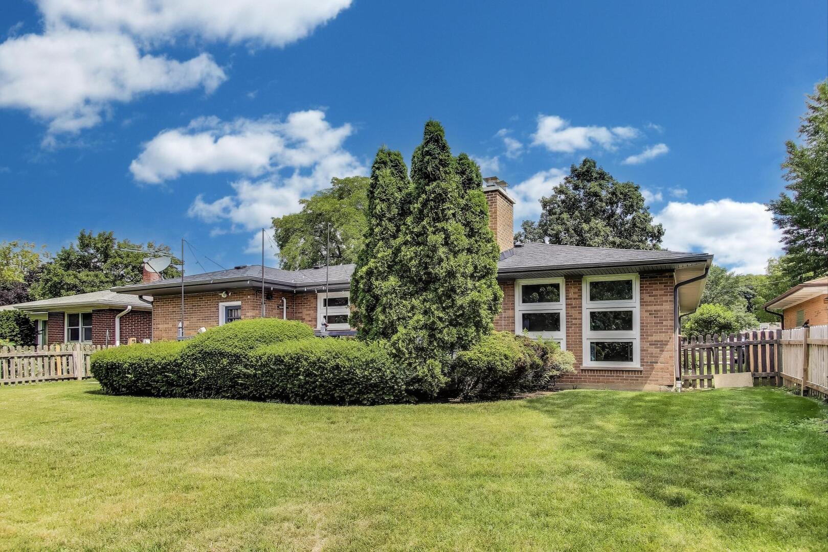 207 E Berkshire Lane, Mount Prospect, IL 60056