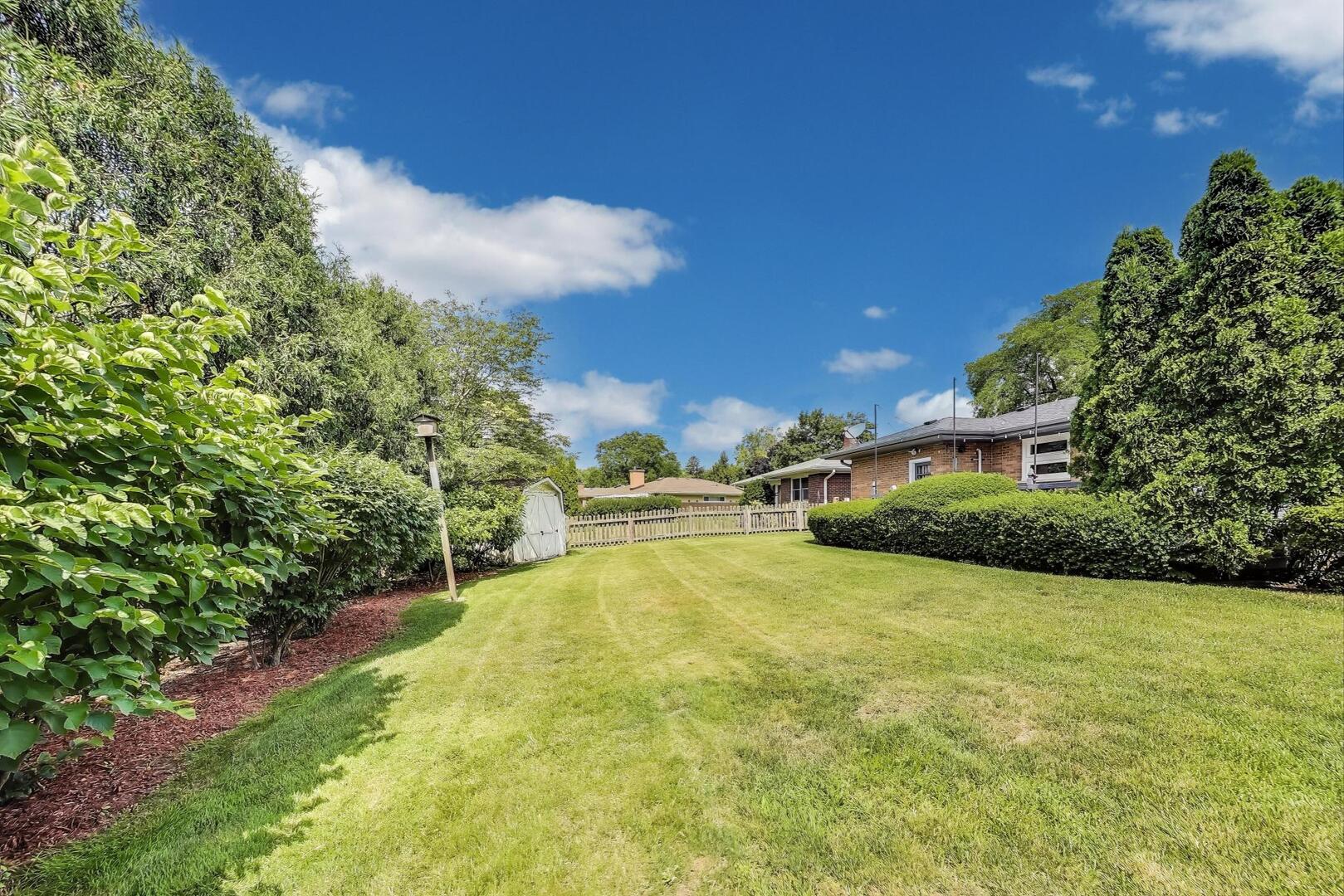 207 E Berkshire Lane, Mount Prospect, IL 60056