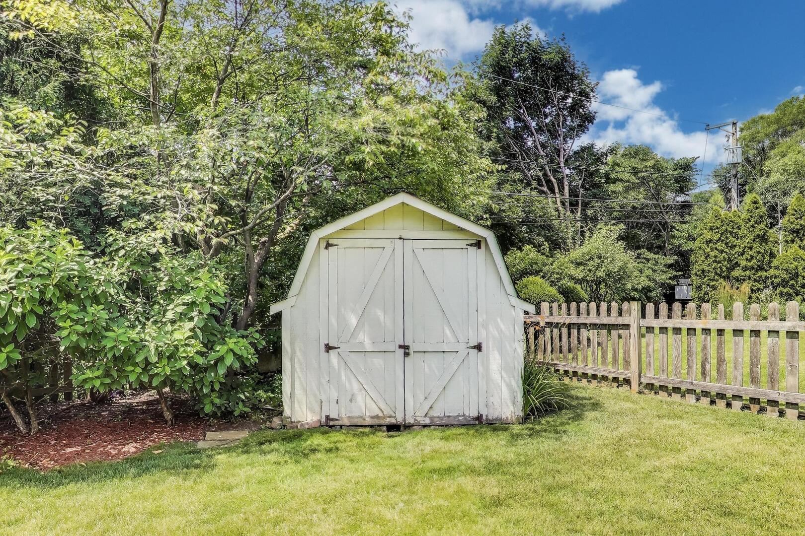 207 E Berkshire Lane, Mount Prospect, IL 60056