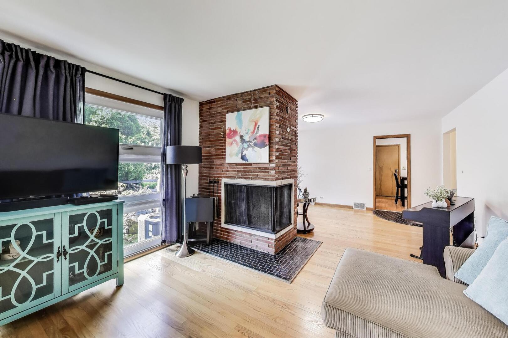 207 E Berkshire Lane, Mount Prospect, IL 60056