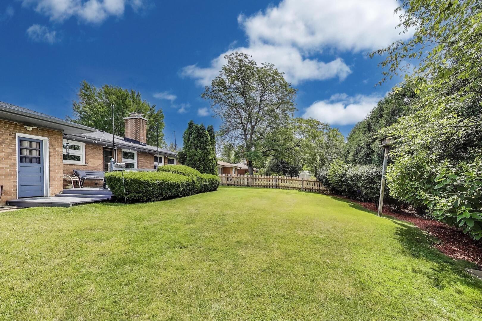 207 E Berkshire Lane, Mount Prospect, IL 60056