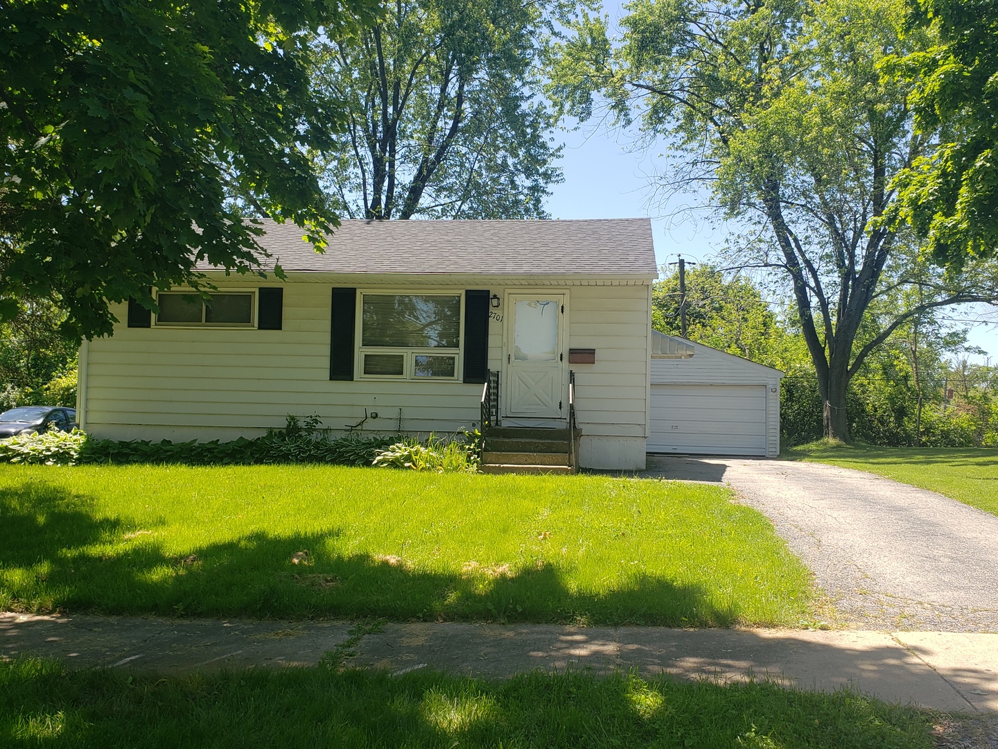 2701 Iroquois Road, Waukegan, IL 60087