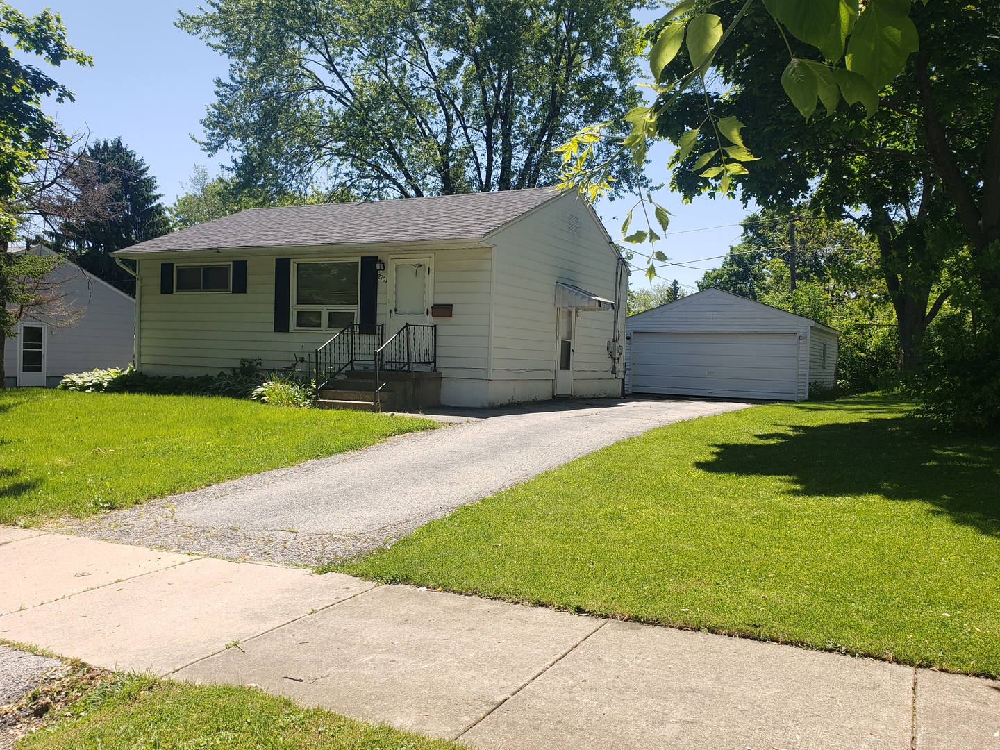 2701 Iroquois Road, Waukegan, IL 60087
