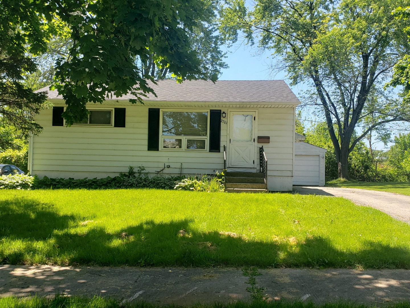 2701 Iroquois Road, Waukegan, IL 60087