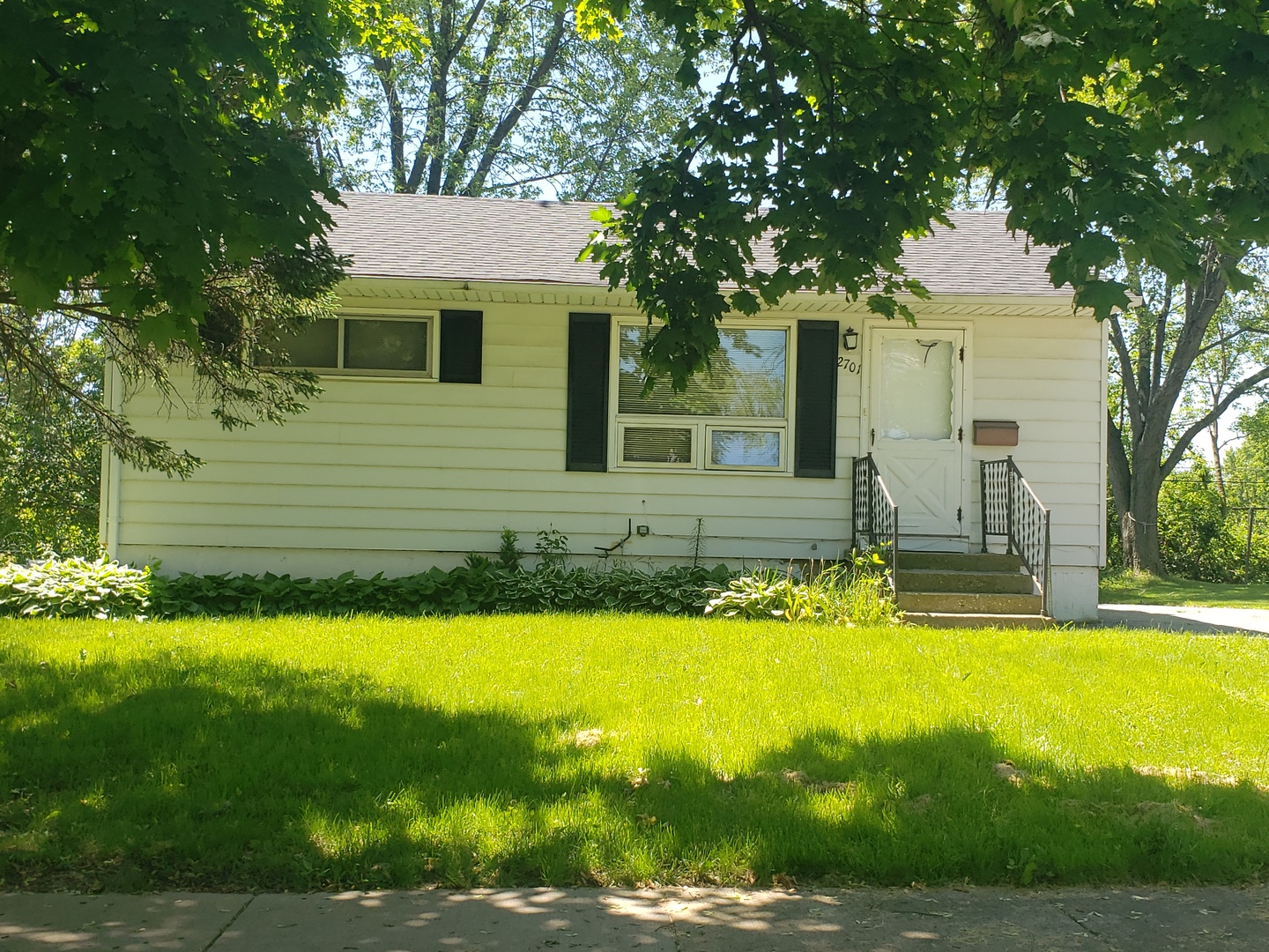 2701 Iroquois Road, Waukegan, IL 60087