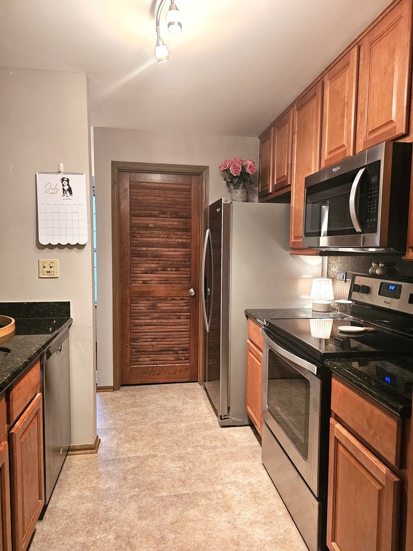 133 Idlewild Court #8, Schaumburg, IL 60195