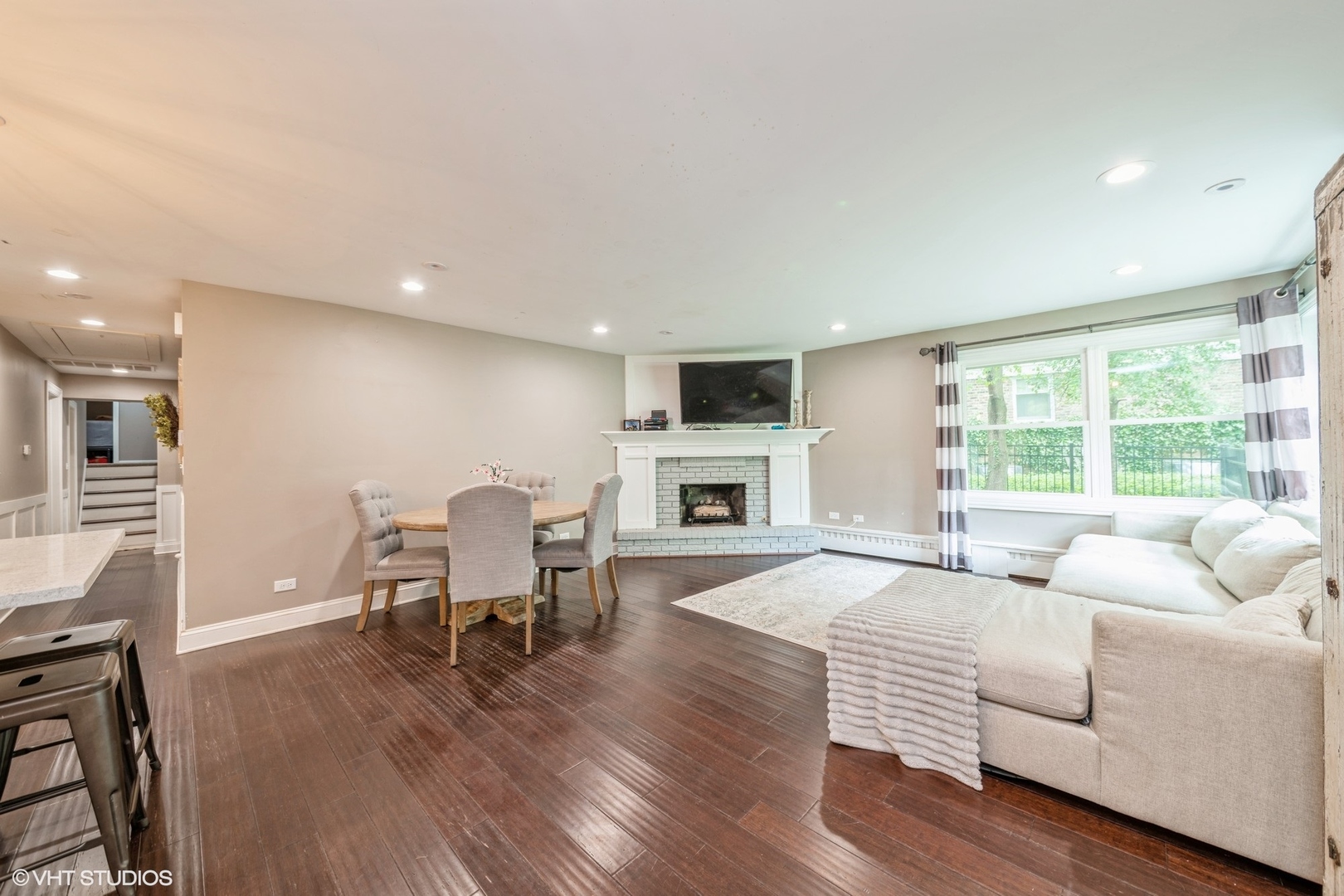 1715 Chesterfield Avenue, Glen Ellyn, IL 60137