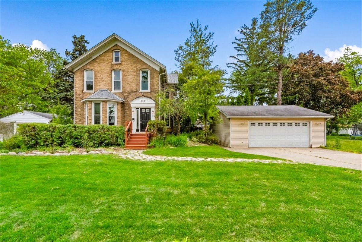 956 South Street, Elgin, IL 60123