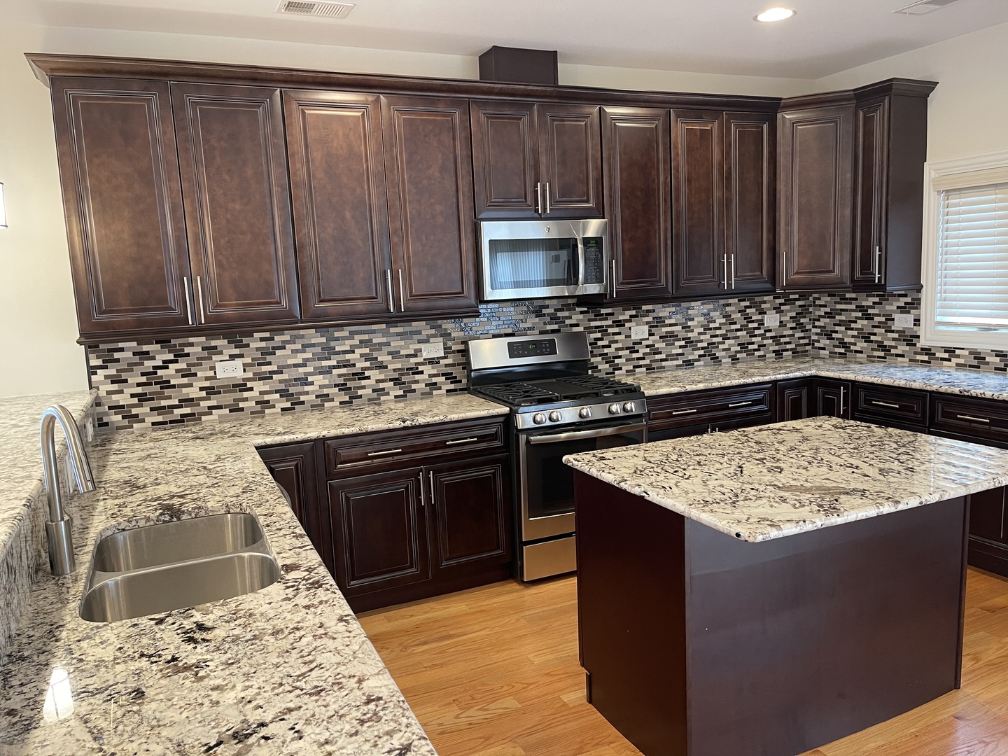 910 East Street, Lemont, IL 60439