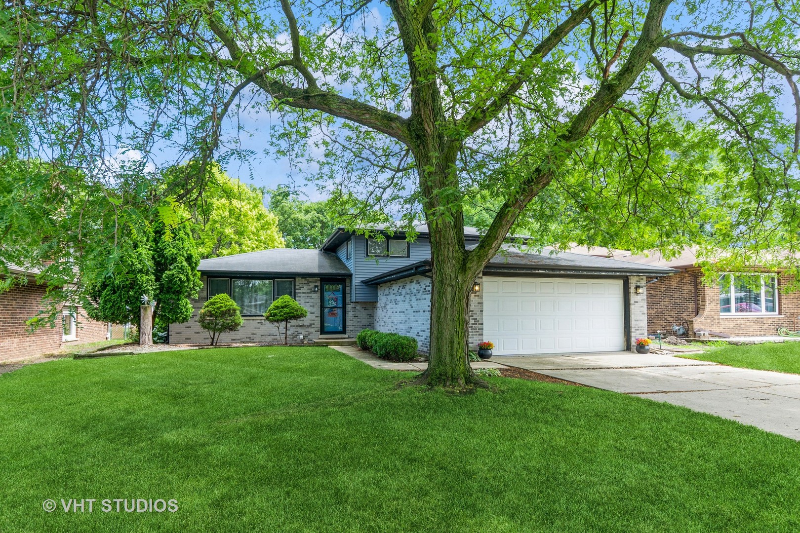 218 Poston Road, Willow Springs, IL 60480