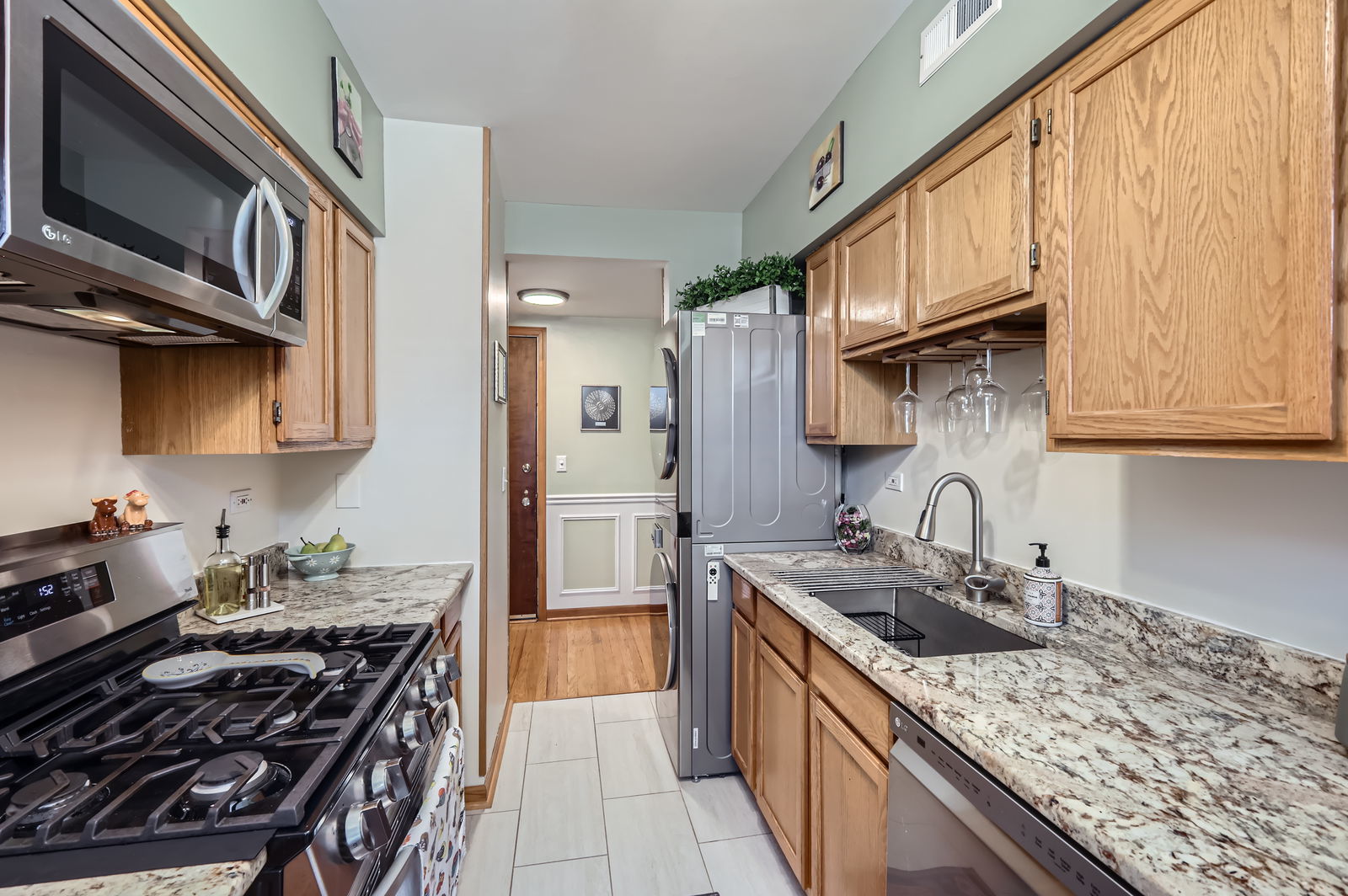 28 S 6th Avenue #1D, La Grange, IL 60525