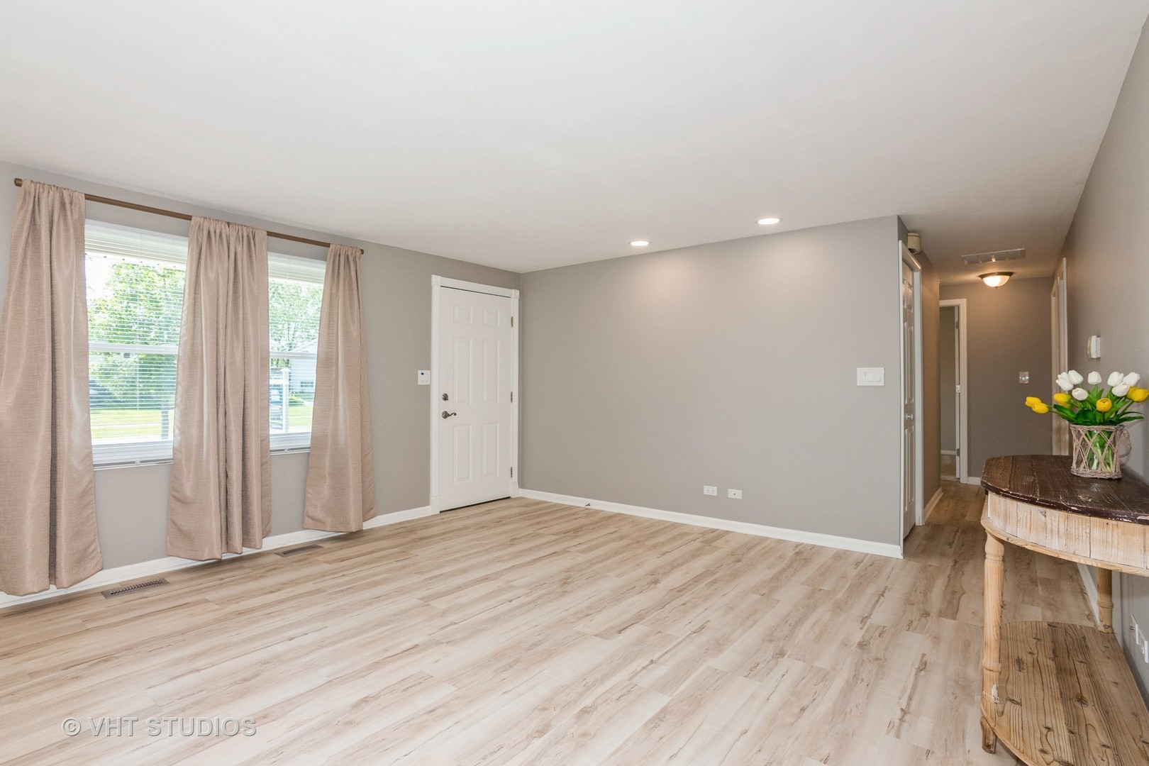 206 W Hartford Drive, Schaumburg, IL 60193