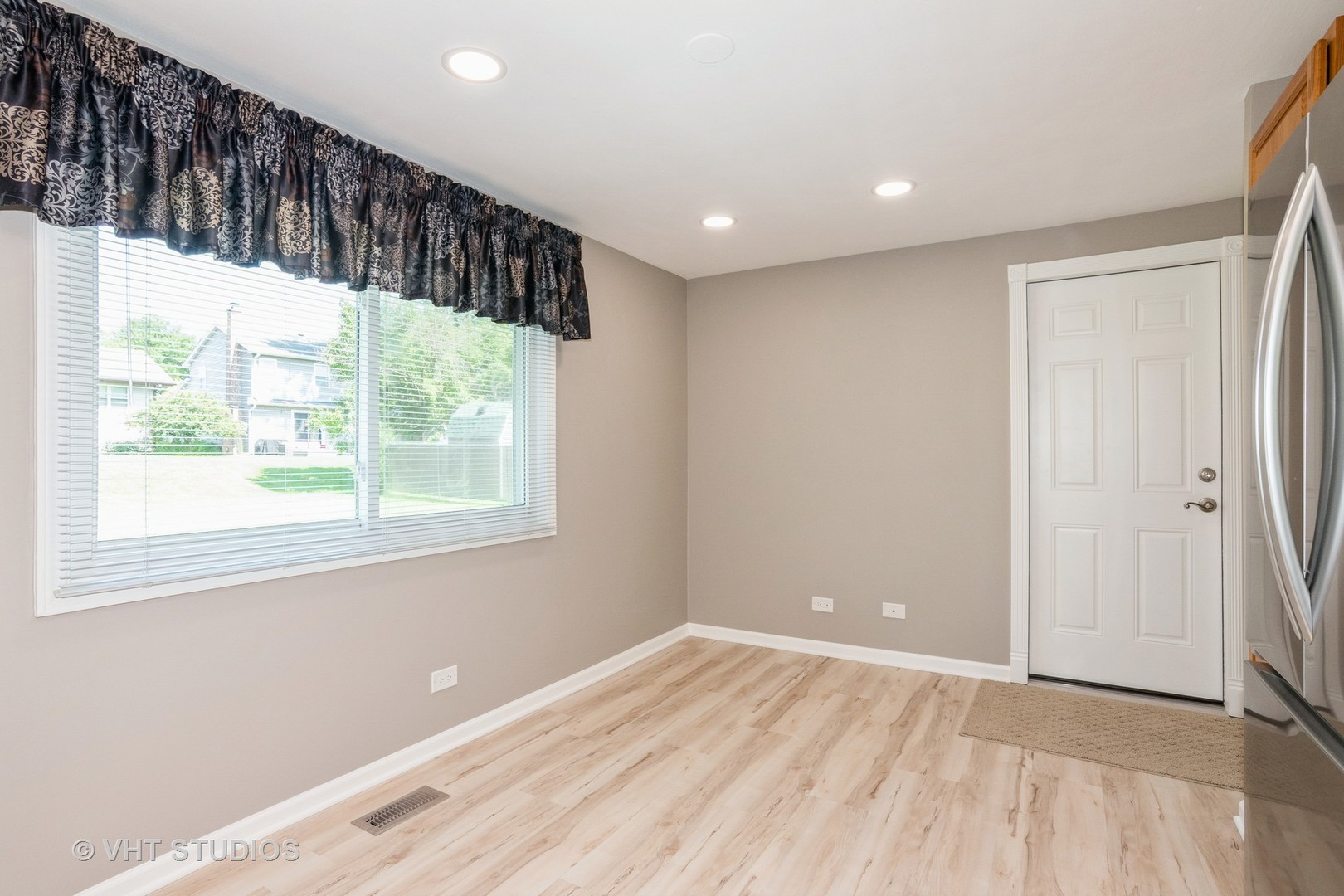 206 W Hartford Drive, Schaumburg, IL 60193