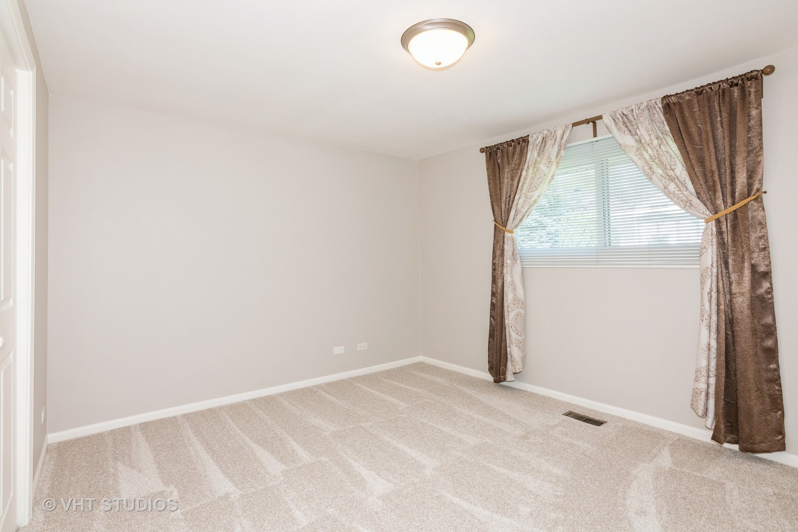 206 W Hartford Drive, Schaumburg, IL 60193