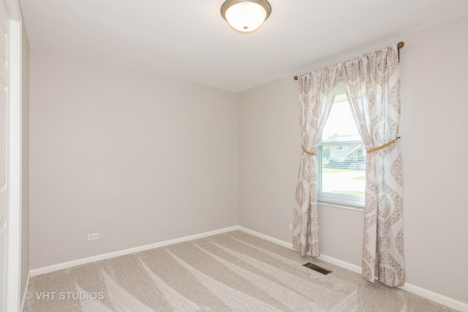 206 W Hartford Drive, Schaumburg, IL 60193