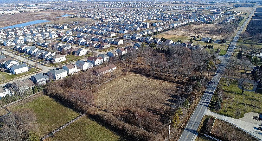 2425 W Wolfs Crossing Road, Oswego, IL 60543
