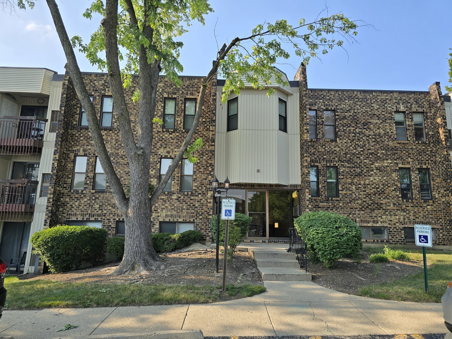 2212 Country Club Drive #2, Woodridge, IL 60517