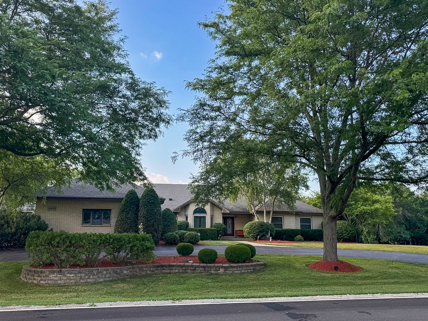 29W354 Beech Court, West Chicago, IL 60185