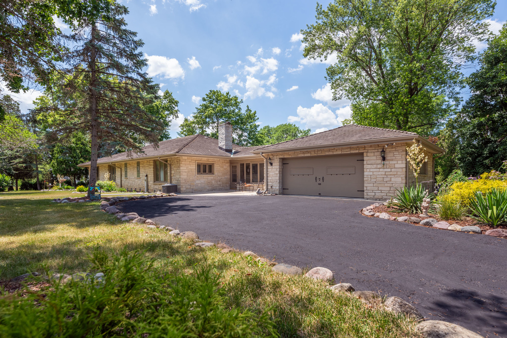 1090 Roselle Road, Inverness, IL 60067