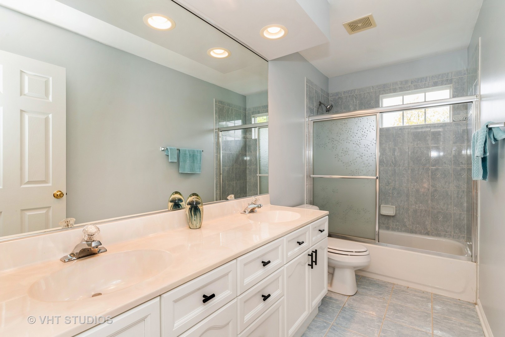 6191 Oakmont Lane, Gurnee, IL 60031