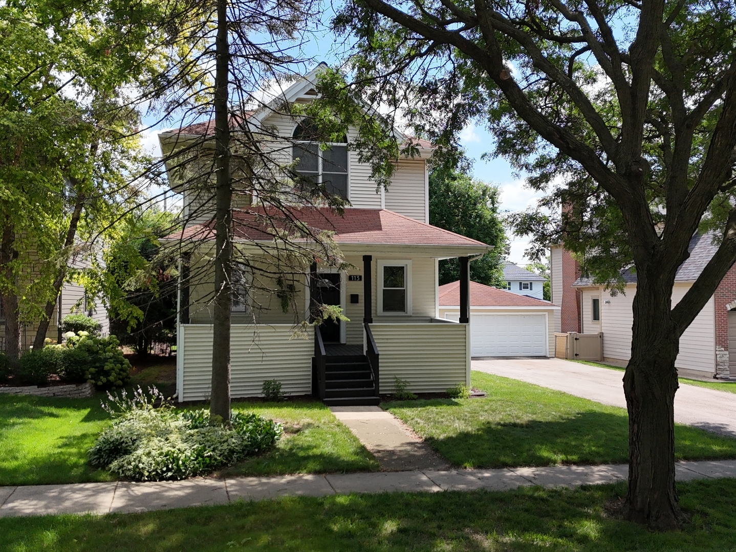 113 N Warwick Avenue, Westmont, IL 60559