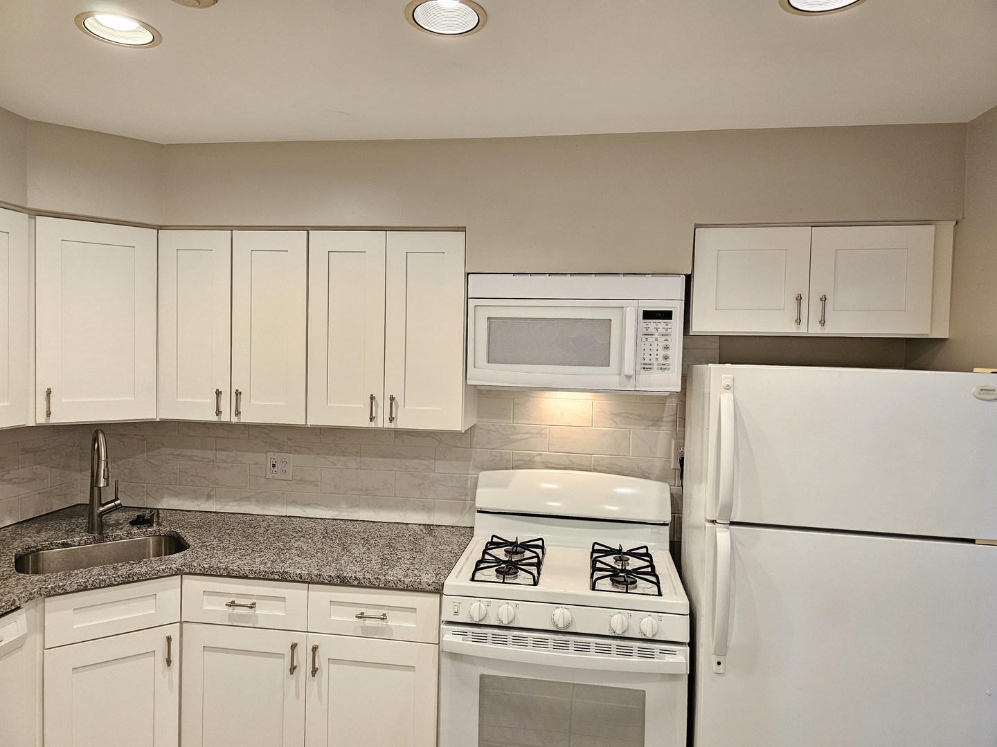 12 Parkside Court #4, Vernon Hills, IL 60061