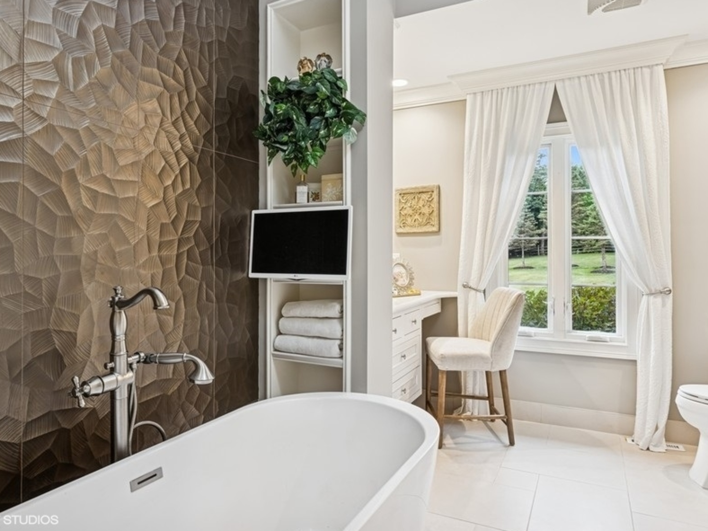 404 Caesar Drive, Barrington Hills, IL 60010