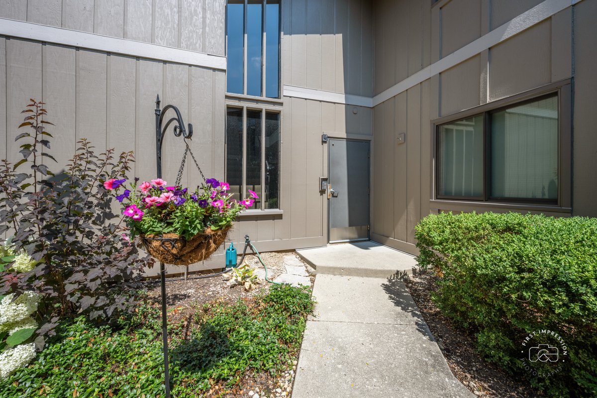 29W440 Emerald Green Drive #25-F, Warrenville, IL 60555