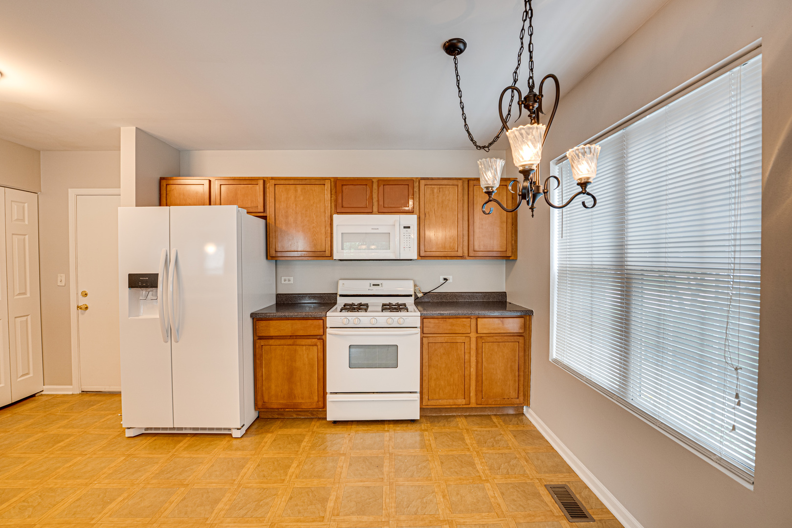 2427 STOUGHTON Circle #2427, Aurora, IL 60502