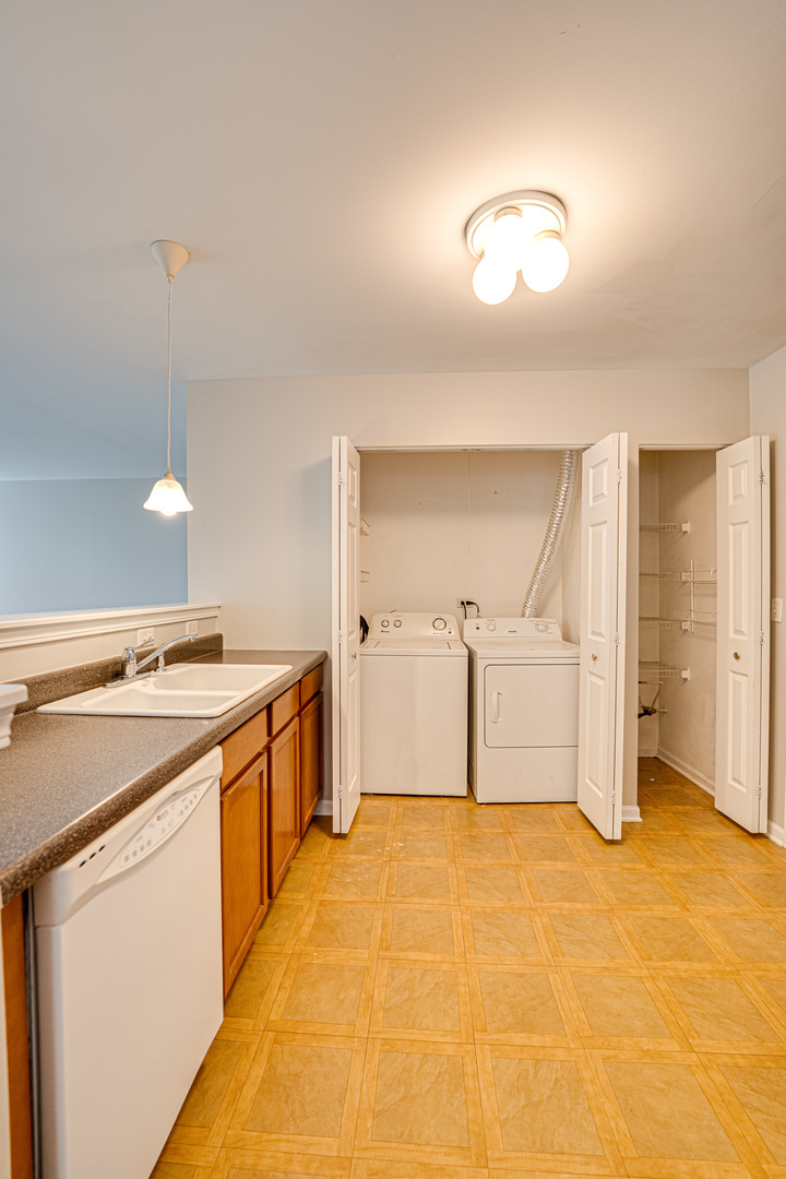 2427 STOUGHTON Circle #2427, Aurora, IL 60502