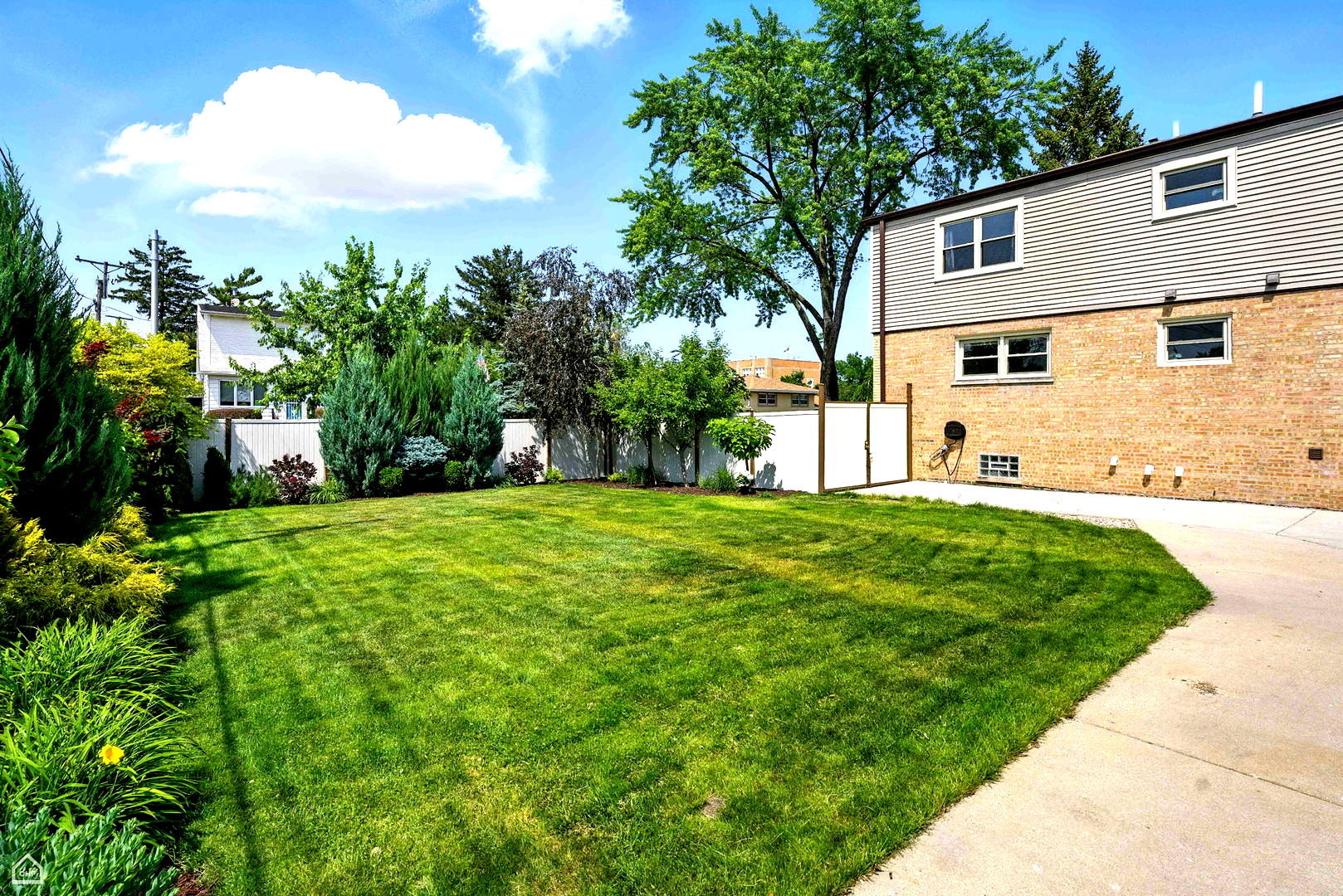 7515 W Roscoe Street, Chicago, IL 60634