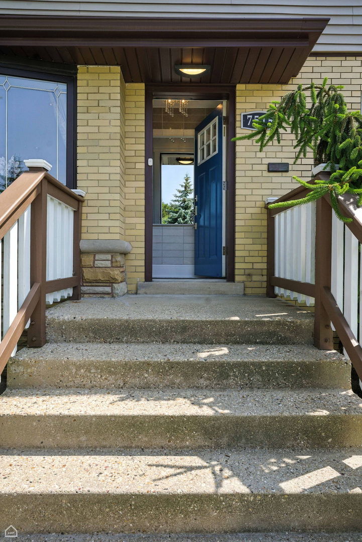 7515 W Roscoe Street, Chicago, IL 60634