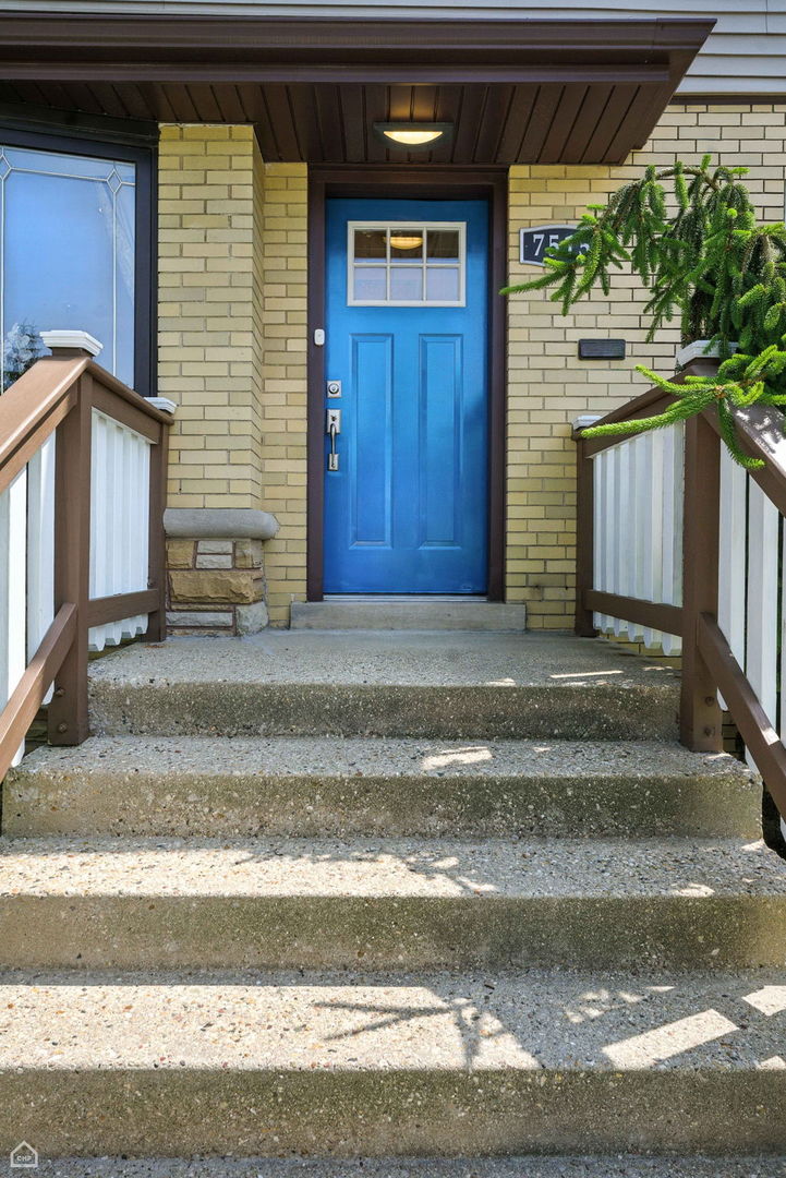 7515 W Roscoe Street, Chicago, IL 60634