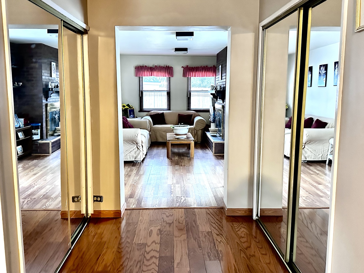 295 E Dennis Road, Wheeling, IL 60090
