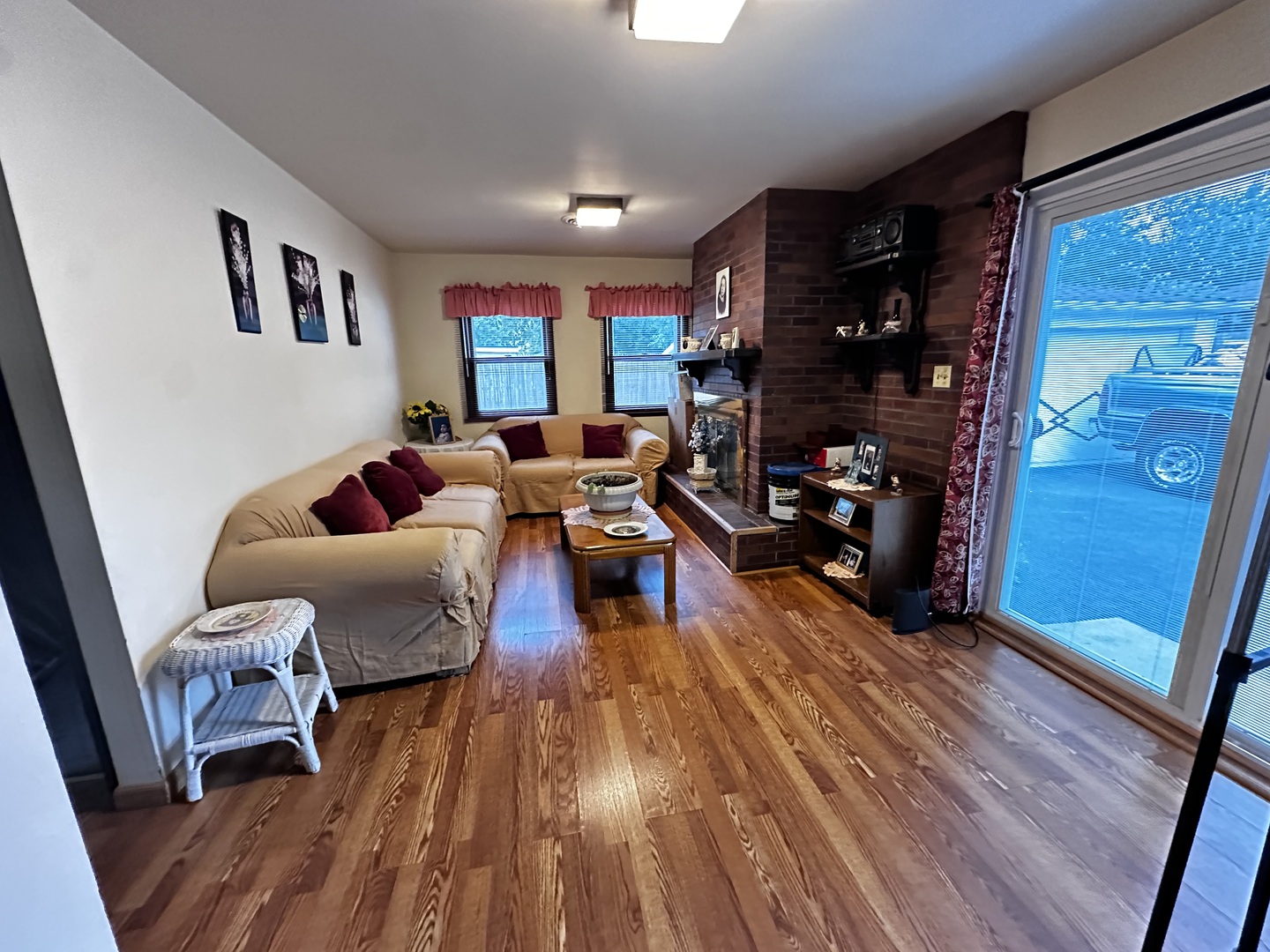 295 E Dennis Road, Wheeling, IL 60090