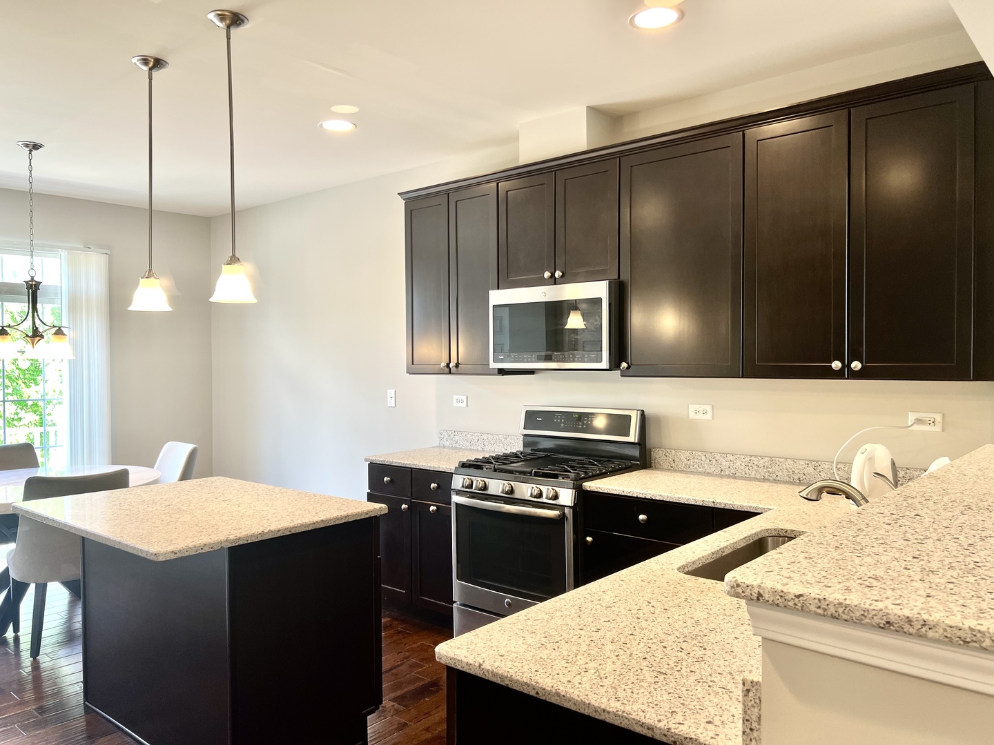4182 Royal Mews Circle, Naperville, IL 60564