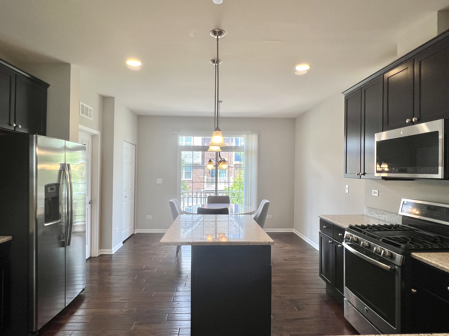 4182 Royal Mews Circle, Naperville, IL 60564