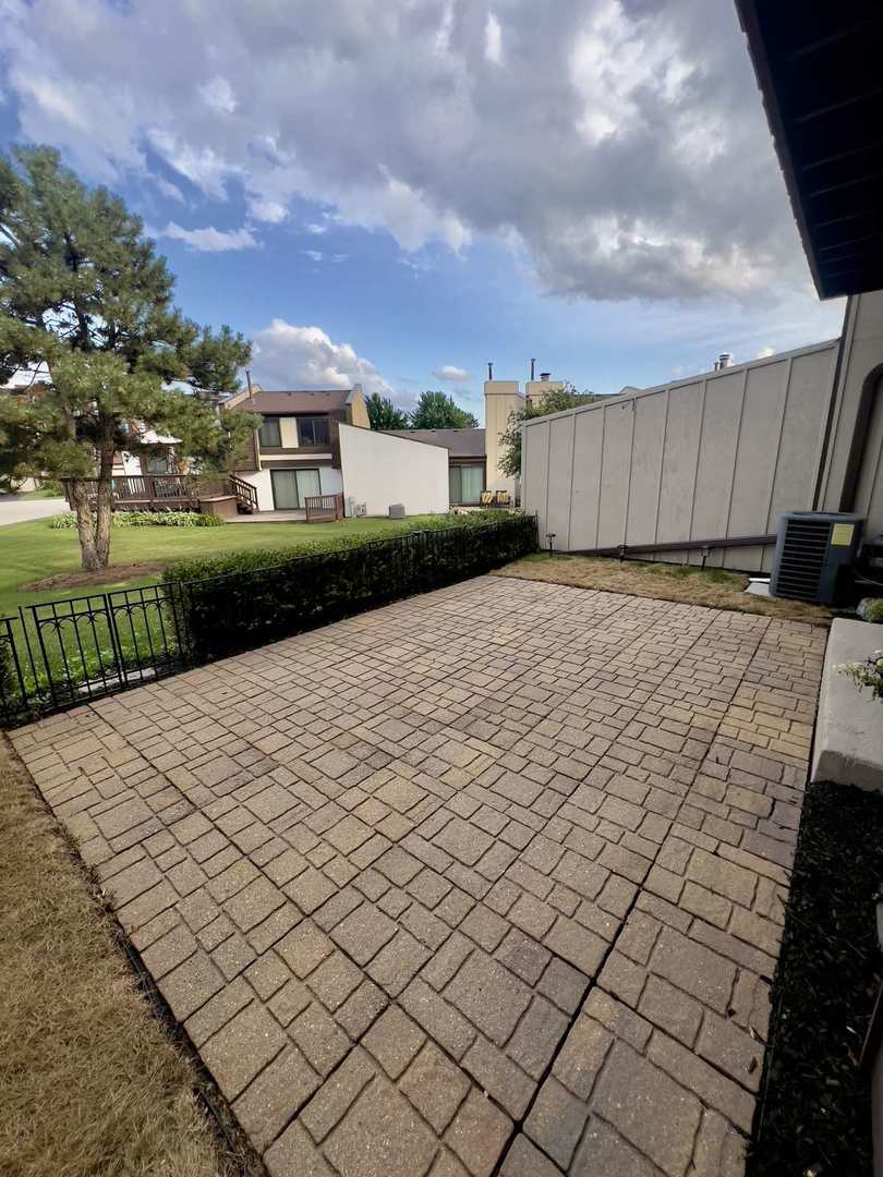 19 Westwood Drive, Indian Head Park, IL 60525