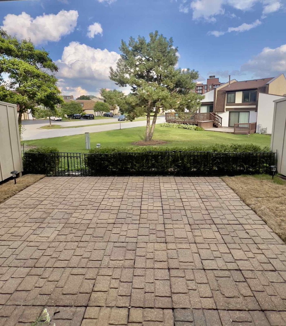19 Westwood Drive, Indian Head Park, IL 60525