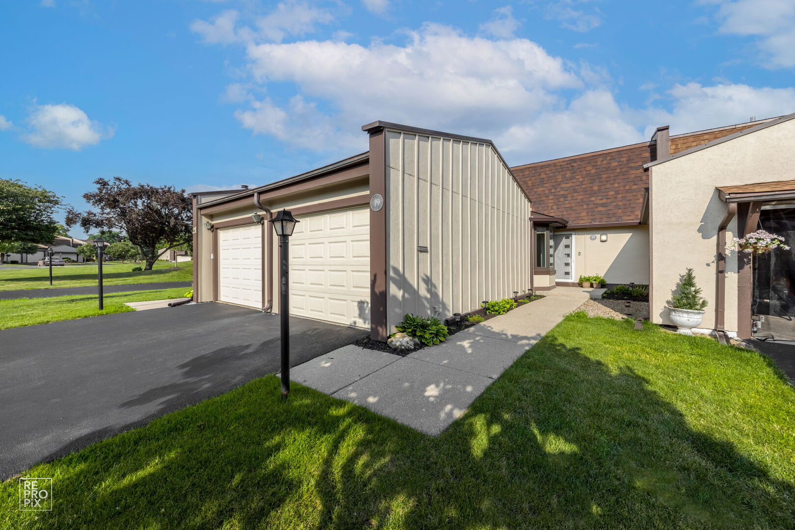 19 Westwood Drive, Indian Head Park, IL 60525