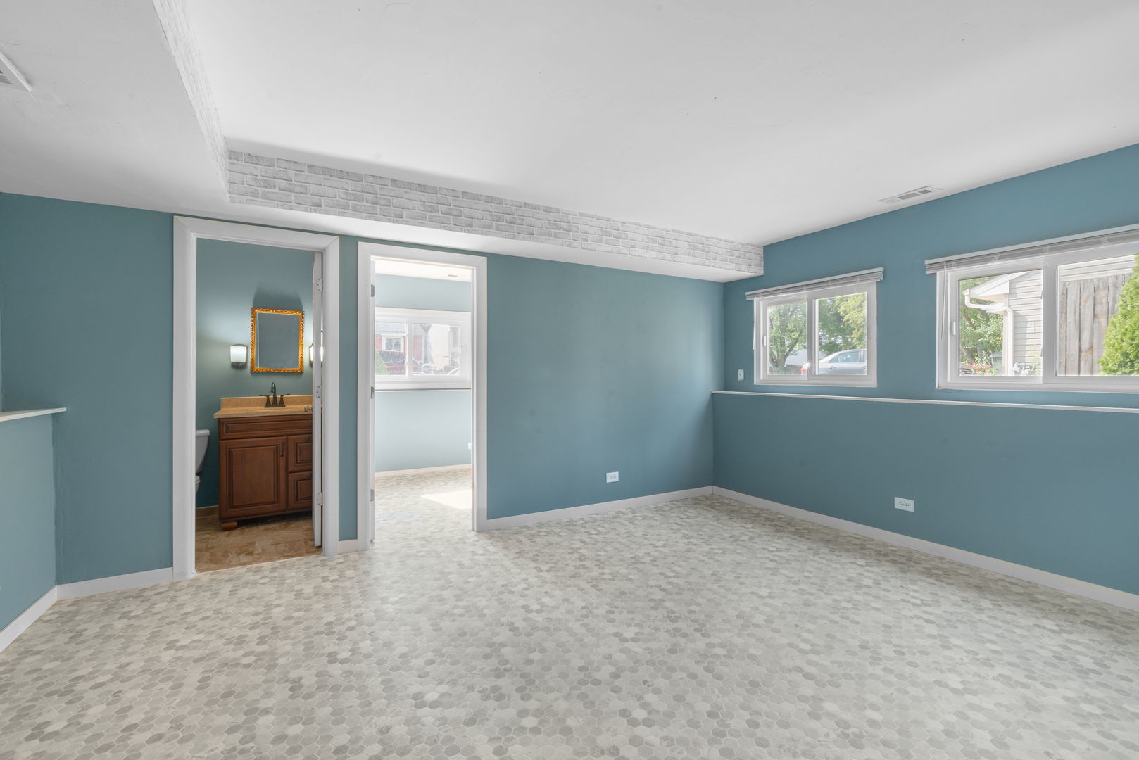 2S464 Cottonwood Court, Warrenville, IL 60555