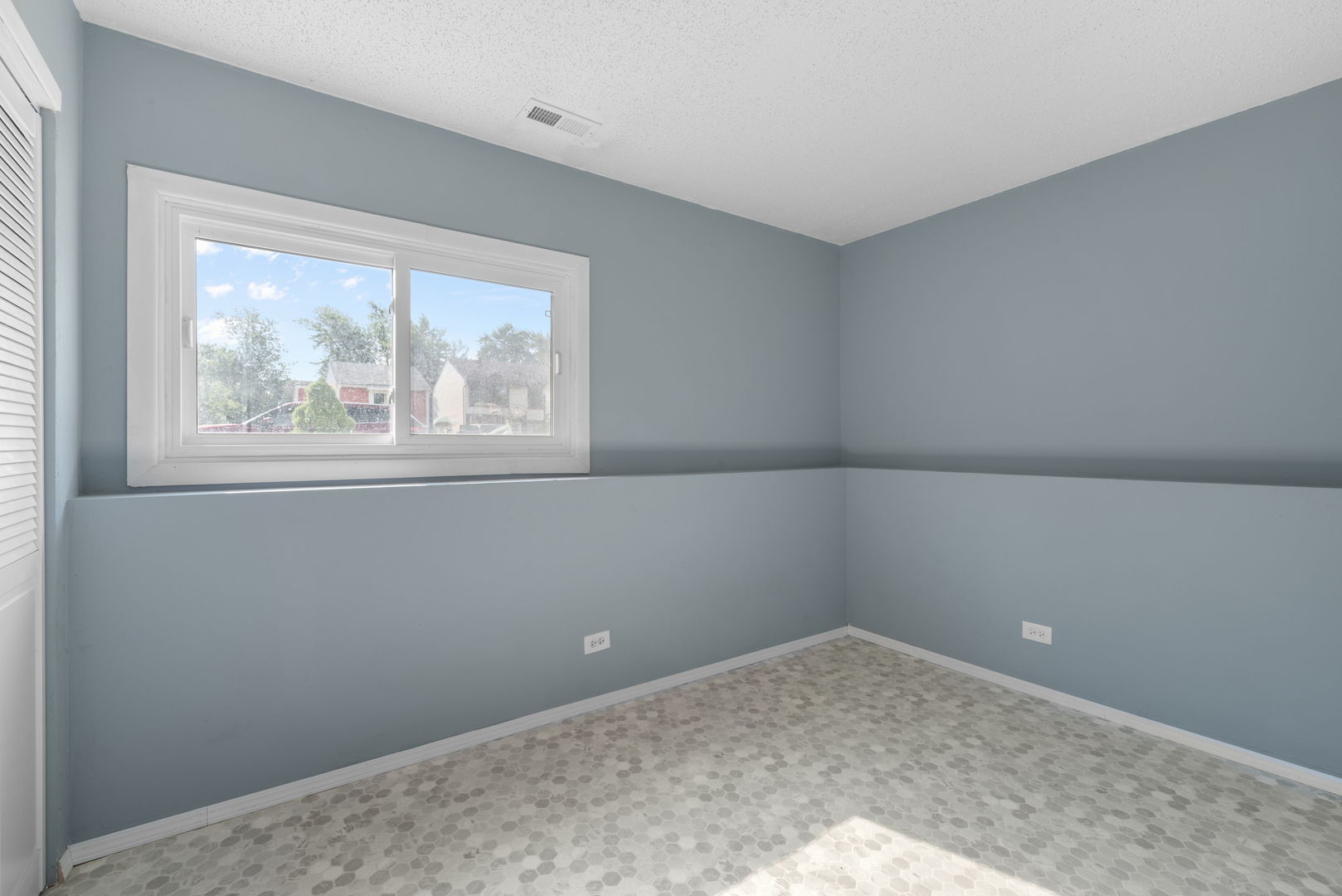 2S464 Cottonwood Court, Warrenville, IL 60555