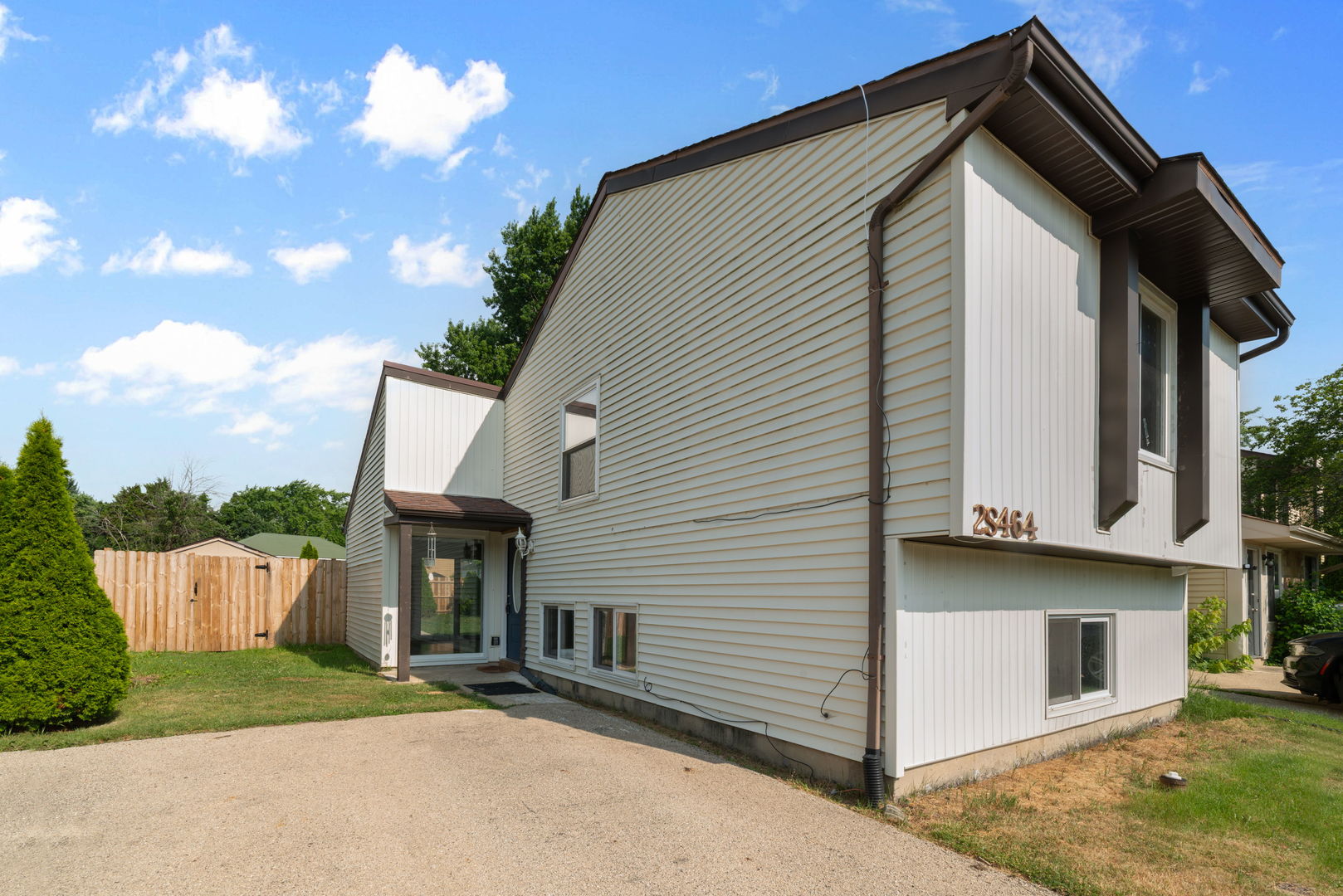 2S464 Cottonwood Court, Warrenville, IL 60555