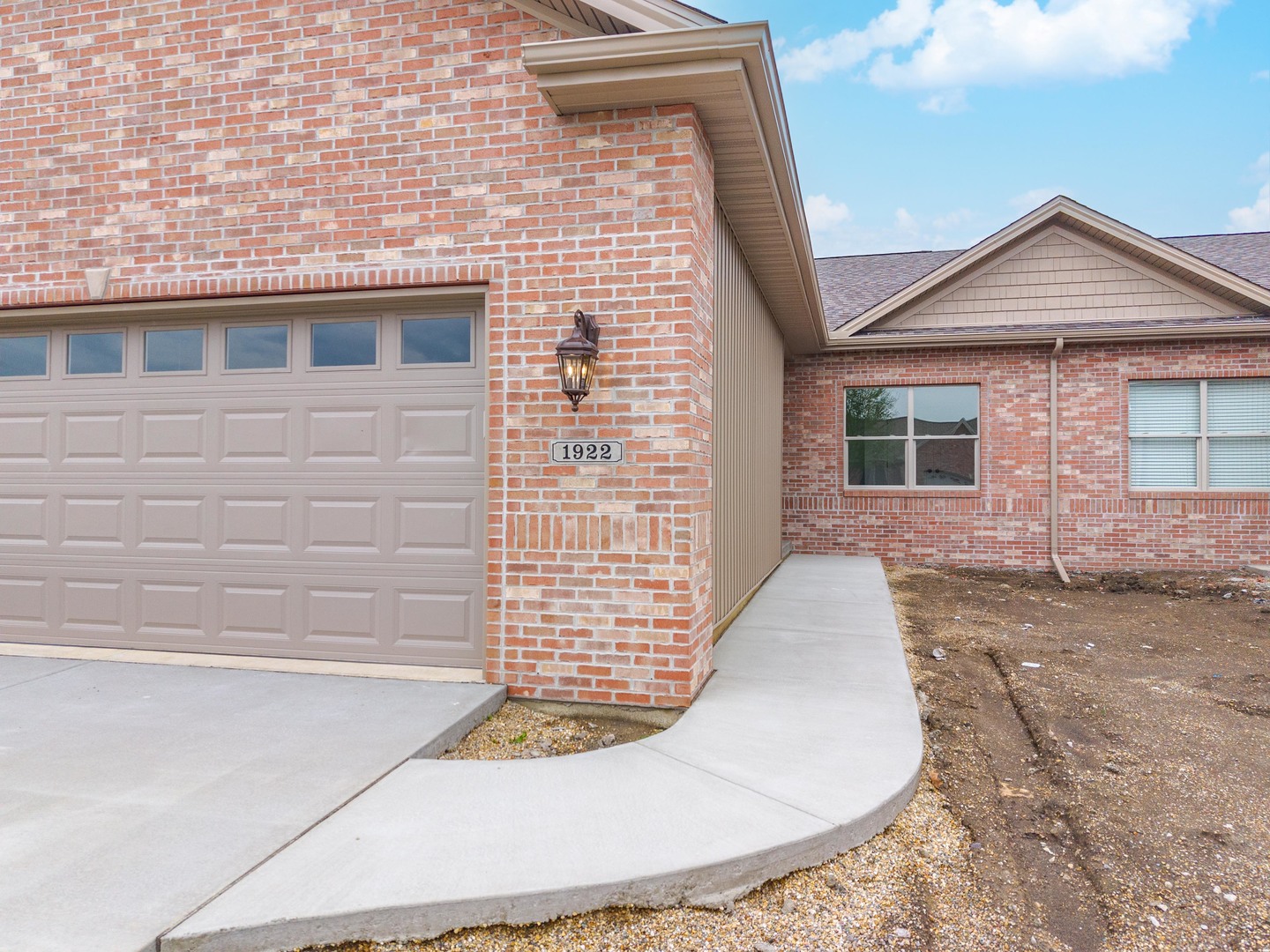 1922 Dunraven Road, Bloomington, IL 61704