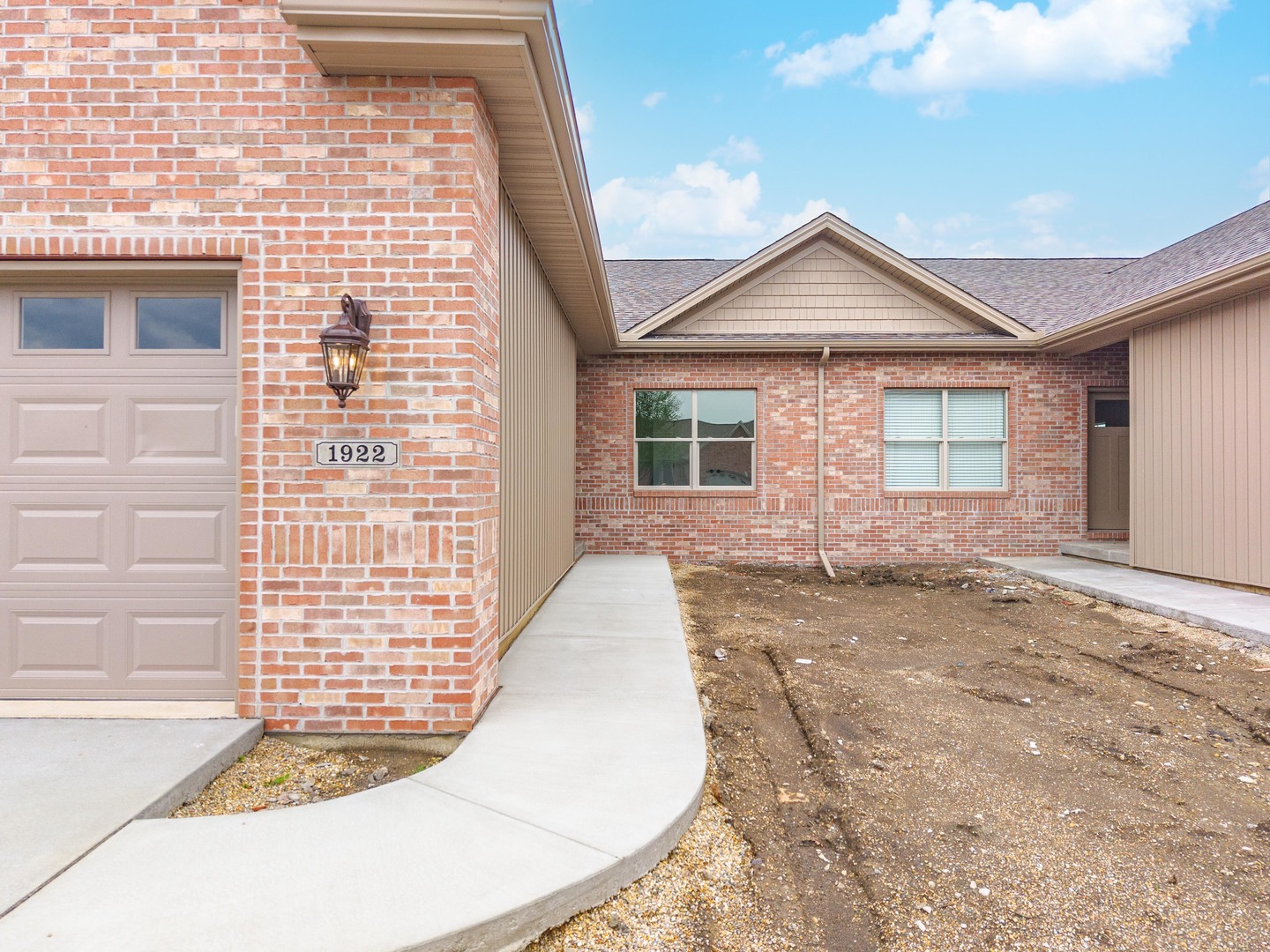 1922 Dunraven Road, Bloomington, IL 61704