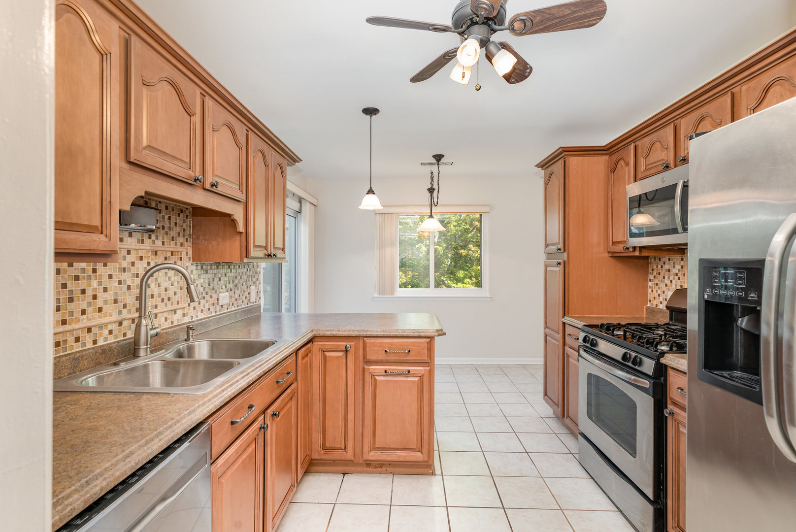 321 Woodbury Court #D2, Schaumburg, IL 60193