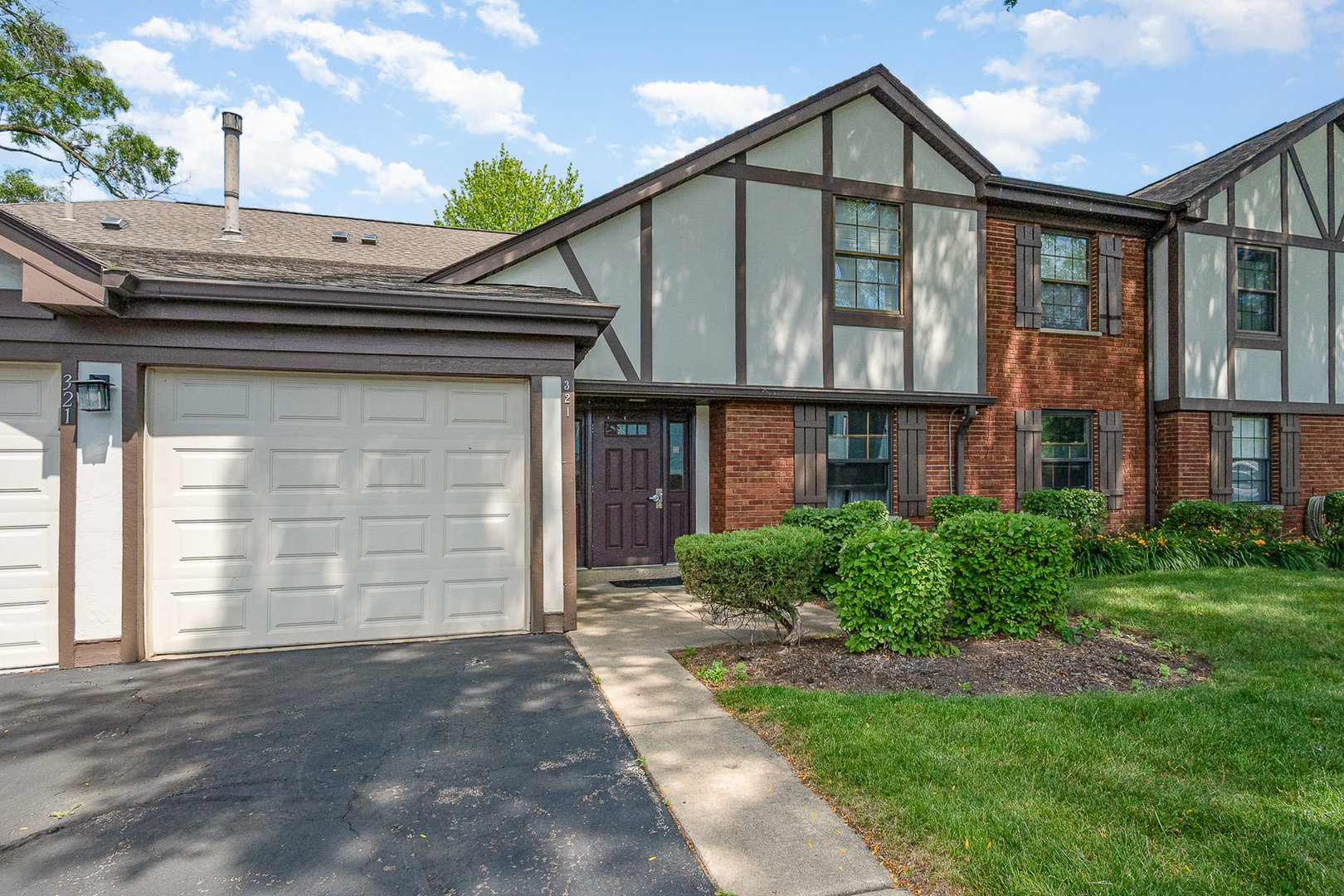 321 Woodbury Court #D2, Schaumburg, IL 60193
